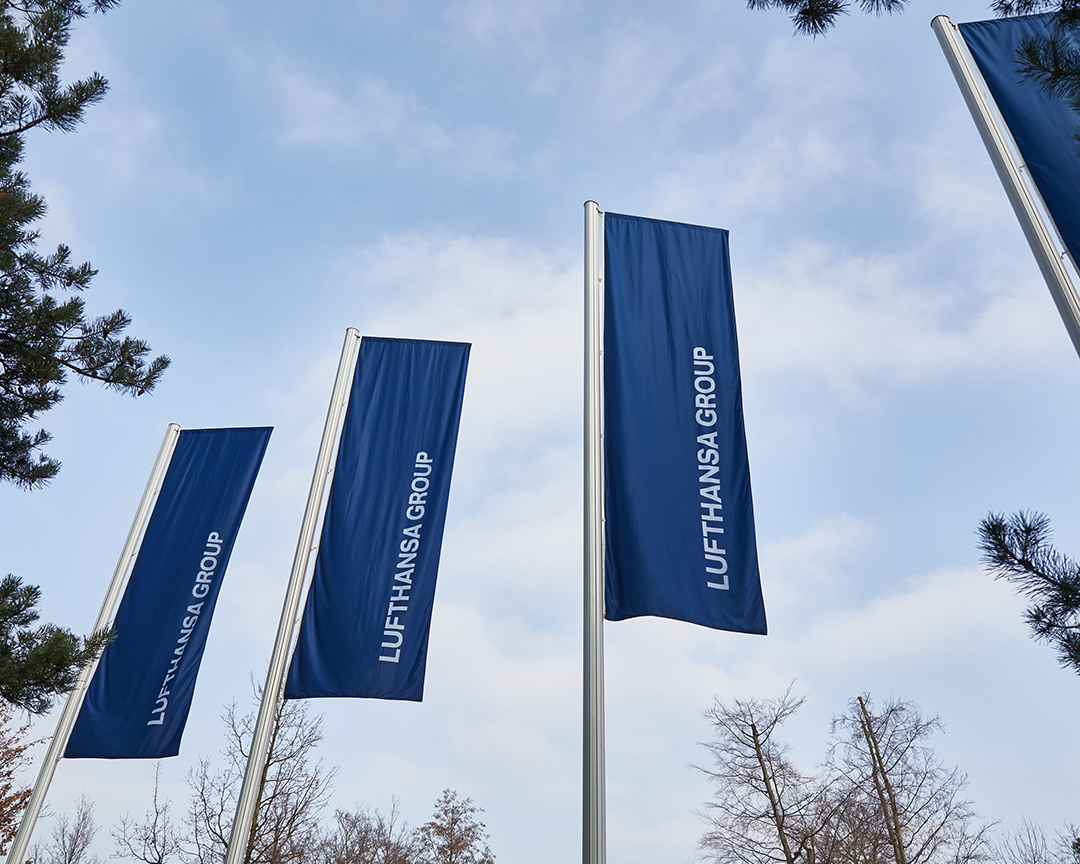 Fahnen vor einem Gebäude des Luftfahrtunternehmens Lufthansa Group Fahnen vor einem Gebäude des Luftfahrtunternehmens Lufthansa Group