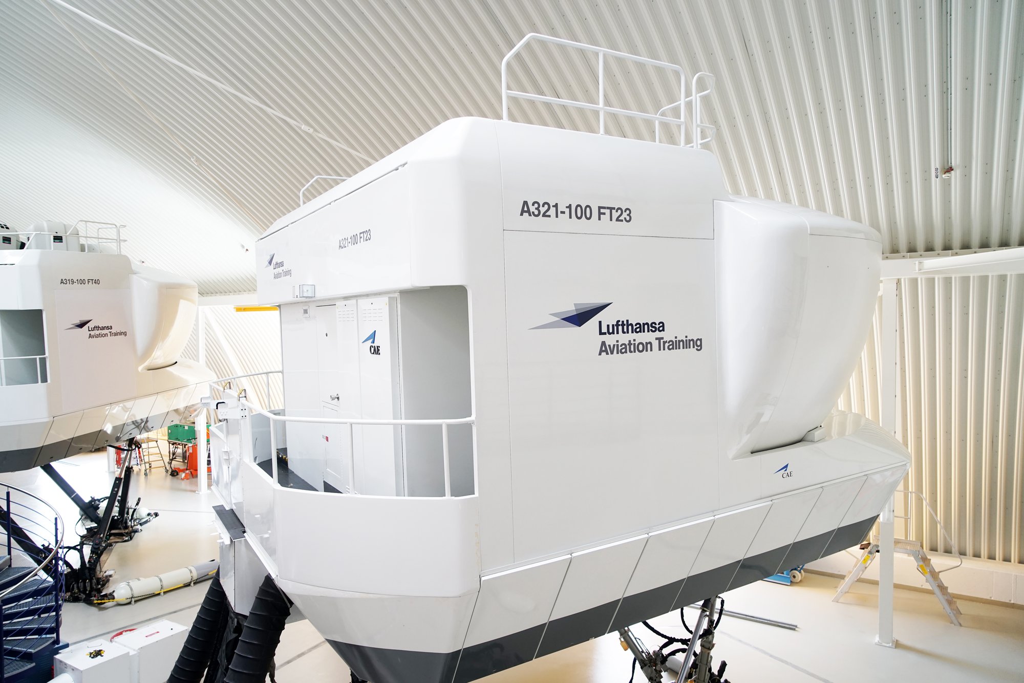 Ansicht eines Flugsimulators der Lufthansa Group mit der Aufschrift "Lufthansa Aviation Training" Ansicht eines Flugsimulators der Lufthansa Group mit der Aufschrift "Lufthansa Aviation Training"