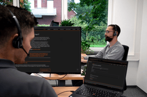 zwei IT-Support-Mitarbeiter arbeiten im Kundensupport