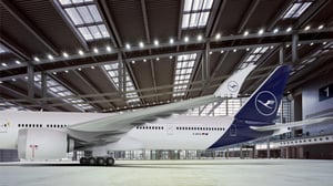 seitliche Darstellung einer Boeing 777-9 des Luftfahrtunternehmens Lufthansa Group im Hangar
