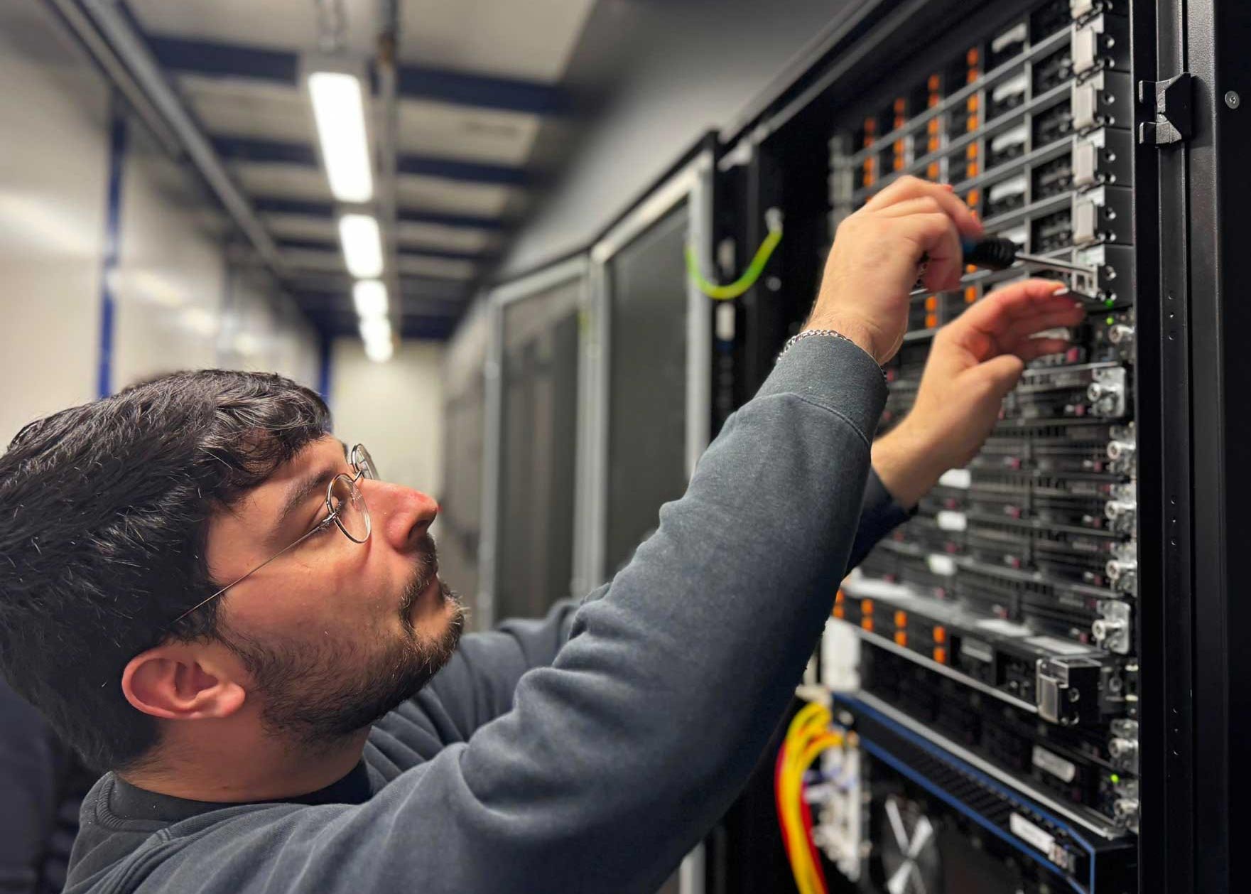 Ein nocware Mitarbeiter richtet einen Server ein Ein nocware Mitarbeiter richtet einen Server ein